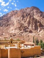 das schön ägyptisch Sinai Halbinsel mit Gelb Sand, Wüste, Plateaus und hoch und großartig Berge, welche ist gelegen auf das Grenzen mit Palästina und Gaza, welche enthält das suez Kanal foto