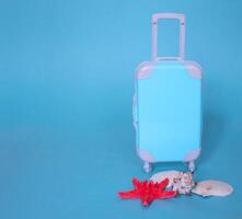 vollständig geöffneter blauer Koffer, auf blauem Hintergrund, Draufsicht. Urlaub, Reisekonzept. Platz kopieren foto