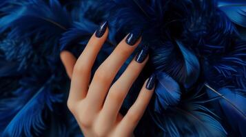 ai generiert Glanz Frau Hand mit Luxus Marine Farbe Nagel Polieren Maniküre auf Finger foto