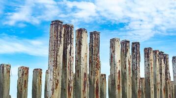 baufällig verrostet Gebäude Haufen gegen das Himmel foto