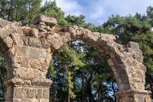 Ruinen von römisch Aquädukt unter das Wald im das uralt Stadt von Phaselis foto