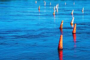 Fluss Barriere gemacht von alt verblasst Orange Bojen foto