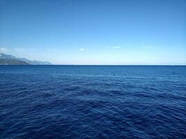 Blau Meer und Blau Himmel Treffen auf das Horizont foto