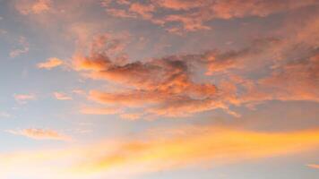 Wolkengebilde, farbig Wolken beim Sonnenuntergang. nach etwas bearbeitet. foto