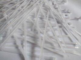Weiß Plastik Kabel Bindungen isoliert auf ein Weiß Hintergrund foto