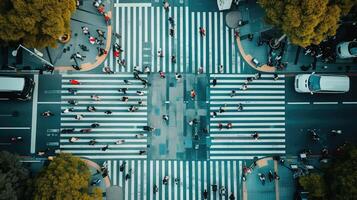 ai generiert von das oben Aussicht von Menschen gehen auf Straße Fußgänger Kreuzung im das Stadt Straße ,Vogel Auge Sicht. foto