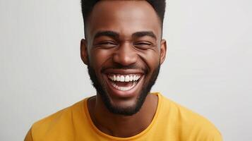 ai generiert gut aussehend unrasiert jung dunkelhäutig männlich Lachen aus laut beim komisch meme er gefunden auf Internet foto