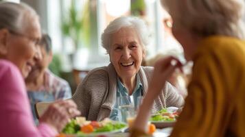 ai generiert Gruppe von Senior freunde kommunizieren während Essen Mittagessen im Pflege- heim. Fokus ist auf glücklich Frau. foto