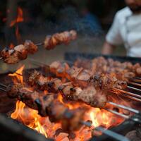 ai generiert Koch bereitet vor Schaschlik Kebab auf das Grill, Rauch steigend verlockend zum Sozial Medien Post Größe foto