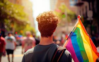 ai generiert Menschen beim Stolz Parade mit Regenbogen Flaggen. lgbtq Feier Marsch. foto