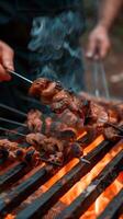 ai generiert Koch bereitet vor Schaschlik Kebab auf das Grill, Rauch steigend verlockend Vertikale Handy, Mobiltelefon Hintergrund foto