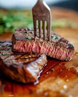 ai generiert ein wenig ölig zwei Stücke von Mittel Selten Steak auf ein hölzern Schneiden Tafel gekrönt mit ein Gabel Sein erstochen in das Steak foto