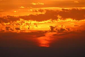 Rahmen Sonne unter das Wolken. tolle Sonnenuntergang unglaublich Himmel foto