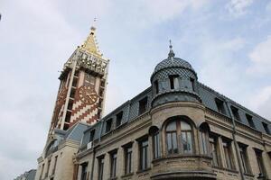 Stadt Uhr Turm steht auf Batumi Piazza Platz im das alt Teil von das Batumi Stadt foto