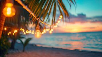 ai generiert verschwommen Strand Szene Hintergrund mit warm Zeichenfolge Beleuchtung und Girlanden. Palme Bäume, still Wellen und ein bunt Himmel. Strand Bar beim Abend. foto