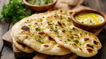ai generiert indisch Naan Brot mit Knoblauch Butter auf hölzern Tabelle foto