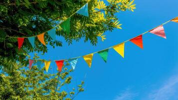 ai generiert bunt Wimpel Zeichenfolge Dekoration im Grün Baum Laub auf Blau Himmel, Sommer- Party Hintergrund Vorlage Banner mit Kopieren Raum foto