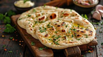 ai generiert indisch Naan Brot mit Knoblauch Butter auf hölzern Tabelle foto