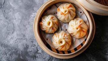 ai generiert gedämpft baozi Knödel ausgestopft mit Fleisch im ein Bambus Dampfer. grau Hintergrund. oben Aussicht foto