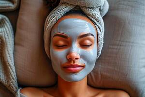 ai generiert jung Frau mit Haut Pflege Maske angewendet zu ihr Gesicht. ai generiert. foto