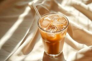 ai generiert ein Glas Glas von kalt Kaffee auf ein Tabelle auf ein Leinen- Serviette. ai generiert. foto