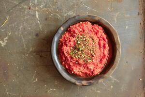 ai generiert Harissa Soße, gemacht von heiß rot Pfeffer, Knoblauch und Gewürze. oben Sicht. ai erstellt. foto