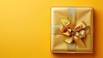 ai generiert Geschenk Box mit golden Satin- Band und Bogen auf Gelb hintergrund.urlaub Geschenk mit Geburtstag oder Weihnachten gegenwärtig, eben legen, oben Sicht, glücklich Mutter Tag Kopieren Raum foto