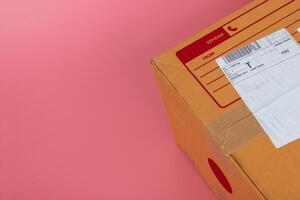 Paket Kisten sind versendet durch Versand Unternehmen auf ein hell Rosa Hintergrund. foto