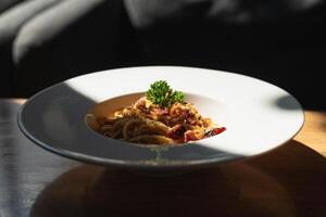 schließen oben Spaghetti auf Holz Tisch. foto