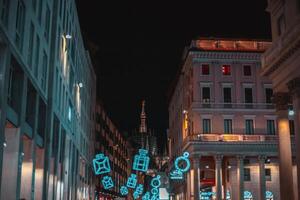 Mailand beim Weihnachten. Urlaub im das Hauptstadt von Italien. Weihnachten Dekorationen von das Stadt gegen das Hintergrund von das Abend Stadt. Neu Jahr ohne Schnee. Weihnachten Dekorationen. Mailand, Italien 6.12.2023 foto