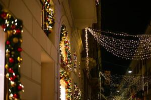 Mode Kreis monte Napoleon Bezirk, quadrilatero della Moda. Weihnachten Geschäft Fenster von berühmt Mode Marken auf das Abend Straße monte Napoleon. 5.12.2023 foto