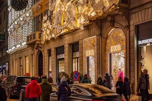 Einkaufen im Mailand. über monte Napoleon berühmt Einkaufen Straße. Weihnachten Straße dekoriert zum Weihnachten. Weihnachten Ferien im Mailand. Italien, Mailand 2.12.2023 foto