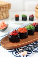 Sushi Gunkan maki mit verschiedene Belag foto