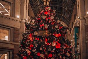 milano Weihnachten. Weihnachten Baum im das Herz von Mailand von Victoria Geheimnis im Galleria del corso. Nacht Fotografie von das Stadt. Mailand, Italien 6.12.2023 foto