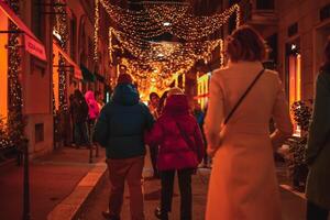 Einkaufen im Mailand. über monte Napoleon berühmt Einkaufen Straße. Weihnachten Straße dekoriert zum Weihnachten. Weihnachten Ferien im Mailand. Italien, Mailand 2.12.2023 foto