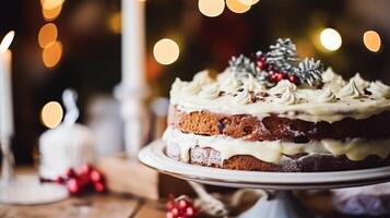 Weihnachten Kuchen, Urlaub Rezept und Zuhause Backen, Pudding mit cremig Glasur zum gemütlich Winter Ferien Tee im das Englisch Land Hütte, hausgemacht Essen und Kochen foto