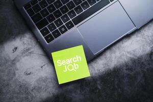 Laptop oben Aussicht Foto mit Grün Post es zum Job Suche Konzept. finden Ihre Karriere. Arbeit Suche online mit leeren Raum zum Text.