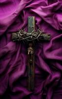 ai generiert Holz Kreuz und ein Krone von Dornen Über Sanft lila Stoff zum Ostern. Katholizismus Symbol. foto