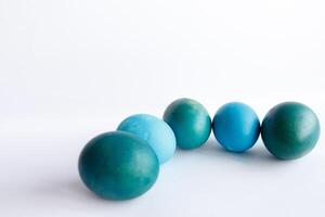 Reihe von Ombre Blau Ostern Eier isoliert auf Weiß Hintergrund foto
