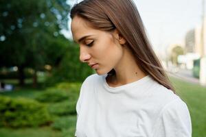 ziemlich Mädchen im ein Weiß T-Shirt foto