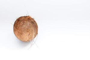 Kokosnuss isoliert auf Weiß Hintergrund. Ausschnitt Pfad foto
