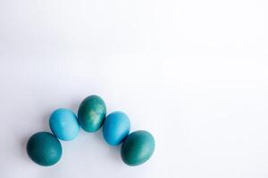 Reihe von Ombre Blau Ostern Eier isoliert auf Weiß Hintergrund foto