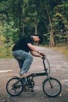 jung gut aussehend bärtig Mann nehmen ein brechen während Reisen das Stadt mit seine Fahrrad mit seine Digital Tablette suchen Weg nachdenklich foto