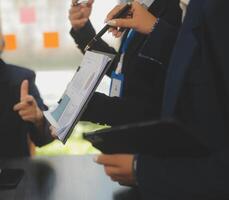 Geschäft Mannschaft Treffen Arbeiten mit Neu Anfang Projekt, Diskussion und Analyse Daten das Diagramme und Grafiken. Digital Tablette, Taschenrechner, Laptop Computer verwenden, Geschäft Finanzen und Buchhaltung Konzept. foto