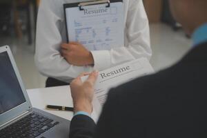 schließen oben Aussicht von Job Interview im Büro, Fokus auf fortsetzen Schreiben Tipps, Arbeitgeber Überprüfung gut Lebenslauf von bereit erfahren Antragsteller, Werber in Anbetracht Anwendung, Std Manager Herstellung Einstellung Entscheidung foto