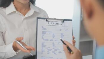 schließen oben Aussicht von Job Interview im Büro, Fokus auf fortsetzen Schreiben Tipps, Arbeitgeber Überprüfung gut Lebenslauf von bereit erfahren Antragsteller, Werber in Anbetracht Anwendung, Std Manager Herstellung Einstellung Entscheidung foto