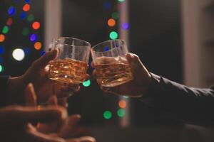 Feier Nacht, gießen Whiskey in ein Glas. geben zu freunde Wer Kommen Sie zu feiern foto