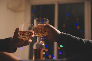 Feier Nacht, gießen Whiskey in ein Glas. geben zu freunde Wer Kommen Sie zu feiern foto