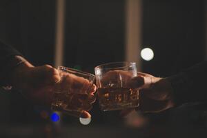 Feier Nacht, gießen Whiskey in ein Glas. geben zu freunde Wer Kommen Sie zu feiern foto