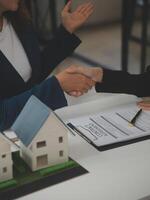 Geschäft Unterzeichnung ein Vertrag Kaufen - - verkaufen Haus, Versicherung Agent Analysieren Über Zuhause Investition Darlehen echt Nachlass Konzept. foto